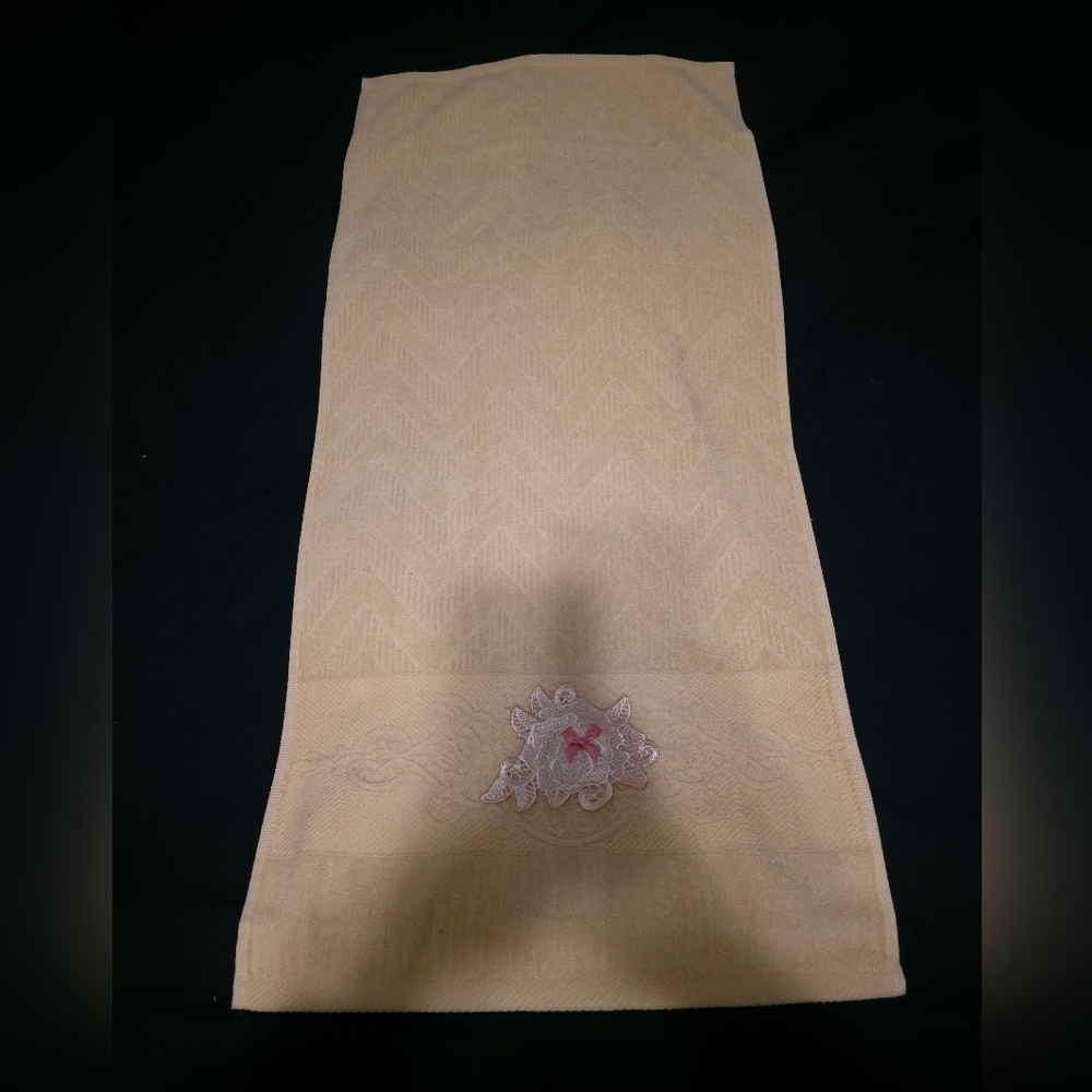Embroidered Towels Set - Picture 2 of 5